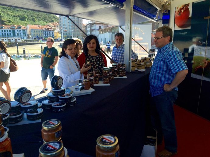 Álvarez (izquierda) con la alcaldesa, Amelia Fernández. 