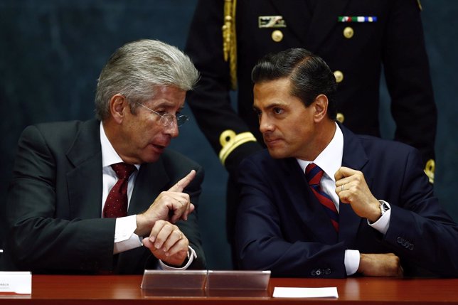 El presidente Enrique Peña Nieto y ministro de Transporte, Gerardo Ruiz Esparza