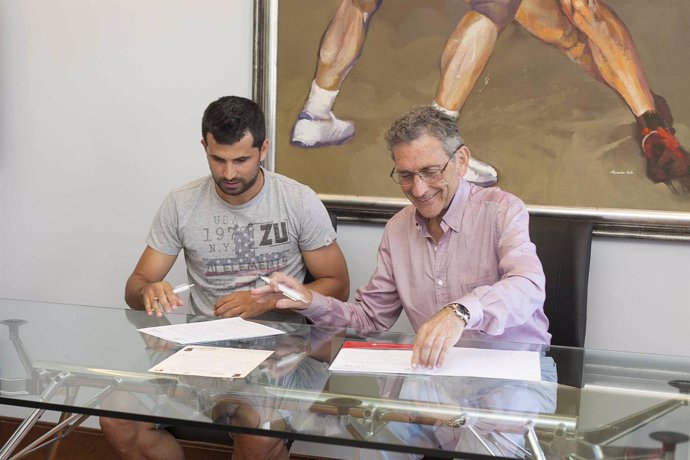 Álex López firma su renovación con el Celta