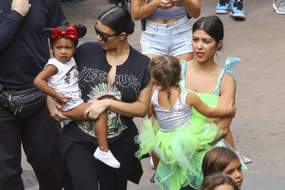 Kim Kardashian y su familia durante su visita a DisneylandAnaheim, CA - Part 2 -