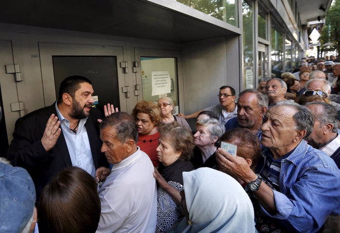 Jubilados griegos delante de un banco, durante el corralito en Grecia en 2015