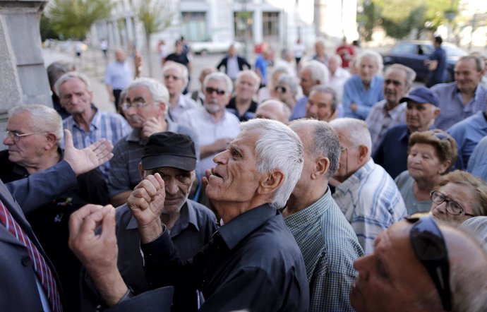 Pensionistas esperan para poder sacar dinero del banco en Grecia