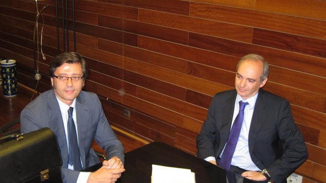 Romaní entregando la documentación en la notaría