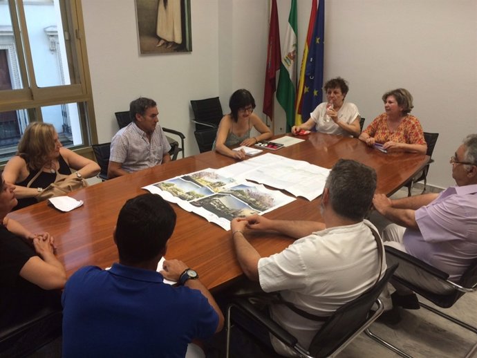 Pernichi reunida con los vecinos de San Agustín