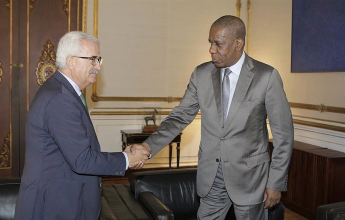 El vicepresidente de la Junta y el embajador de Angola