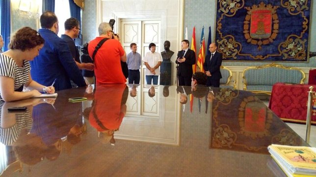 Ximo Puig en el Salón Azul del Ayuntamiento junto a Echávarri, Pavón y Bellido