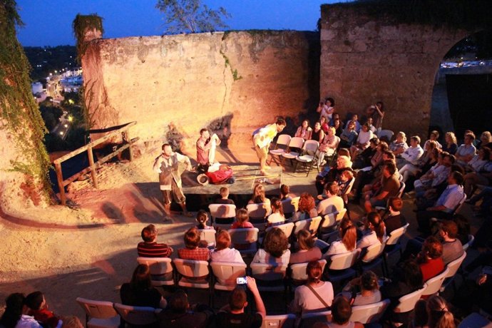 Representación teatral en el Castillo de Alcalá de Guadaíra.