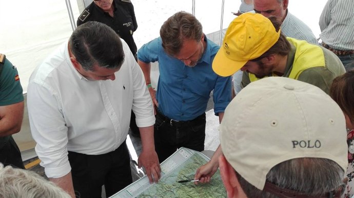 Sanz y Fiscal supervisando labores de extinción del incendio de Quesada