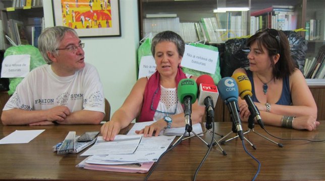 María José Larena (centro) en rueda de prensa