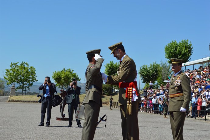 El Rey Felipe VI preside la entrega de Despacho a los sargentos en Talarn