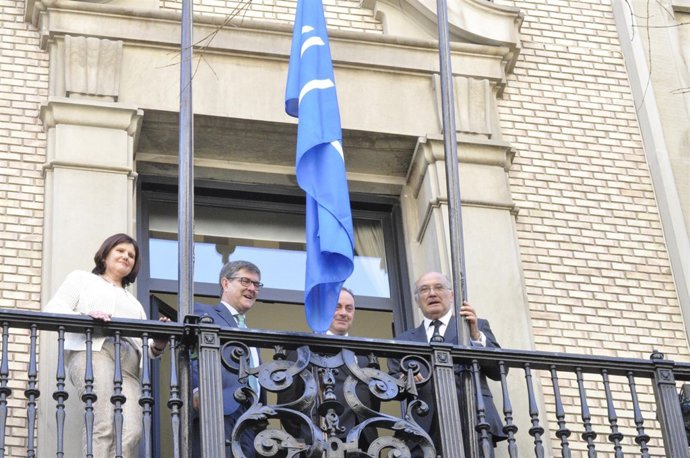Izado de la bandera del Día de la Justicia Gratuita en el REICAZ.