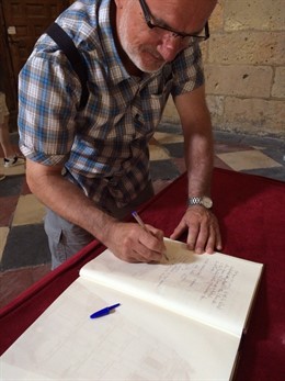 El visitante 10.000 firma el Libro de Honor
