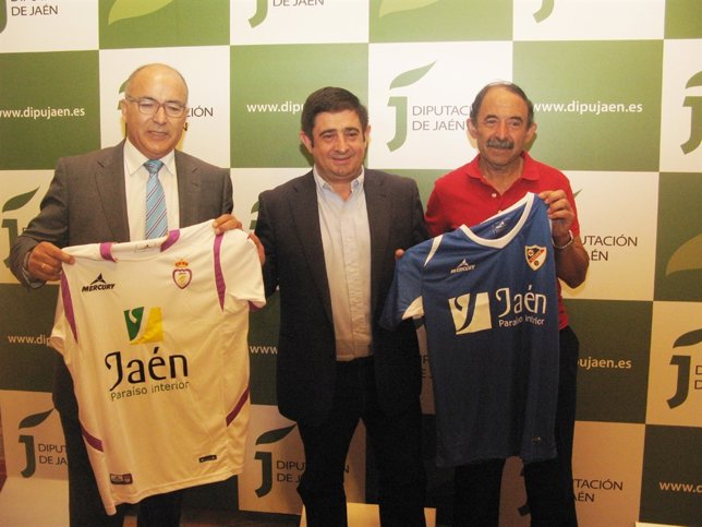 Francisco Reyes con los presidentes del Real Jaén y el Linares