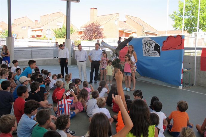 Los niños acuden a las explicaciones sobre el buitre negro