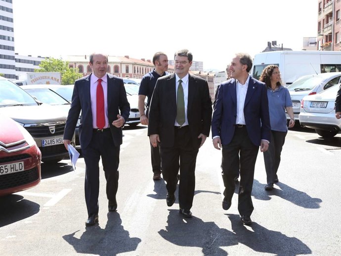 Aburtok zinegotziekin batera bisitatu du aparkaleku berria