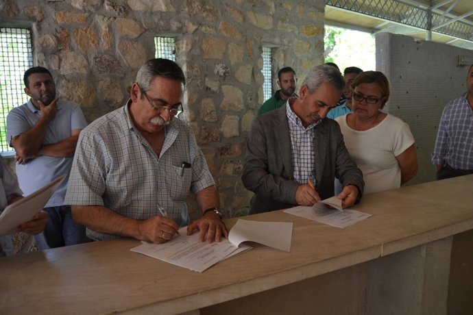 Izquierdo, junto a la alcaldesa, firma la entrega de las obras