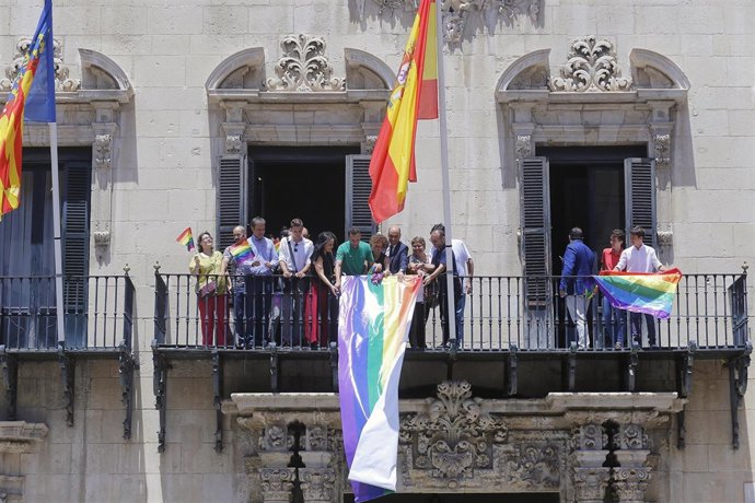 Despliegue de la bandera acoiris en el balcón principal del Consistorio