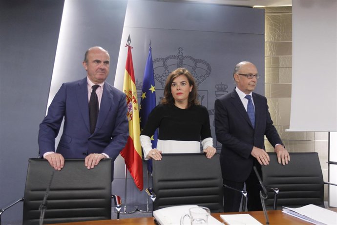 De Guindos, Santamaría y Montoro tras el Consejo de Ministros