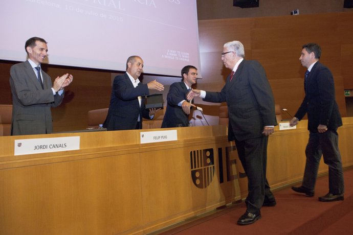 Entrega de reconocimiento a la empresa Mayoral