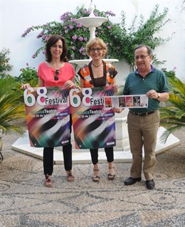 Ruz (centro), entre Ceballos y Forcada, con el cartel del Festival