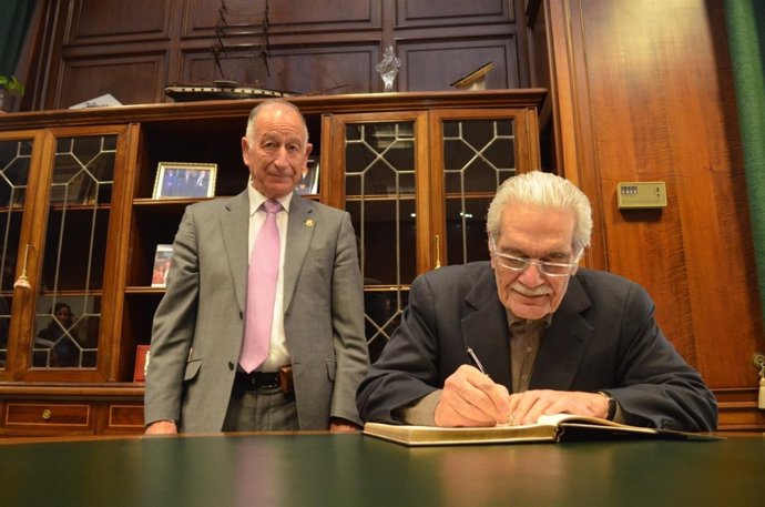 Omar Sharif firma en el libro de honor al recibir el premio 'Tierra de Cine'