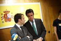 Soria dice que la bajada de la luz se aplicará entre agosto y diciembre