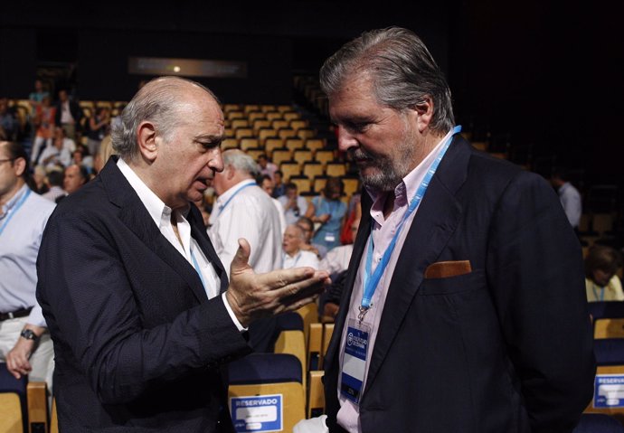 Jorge Fernández Díaz e Íñigo Méndez de Vigo en la conferencia del PP 