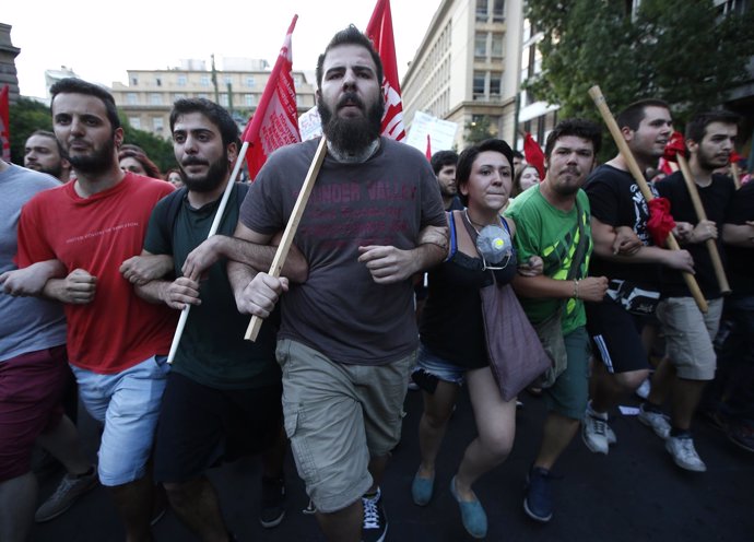 Manifestantes antiausteridad en protesta en Atenas 10 de julio 
