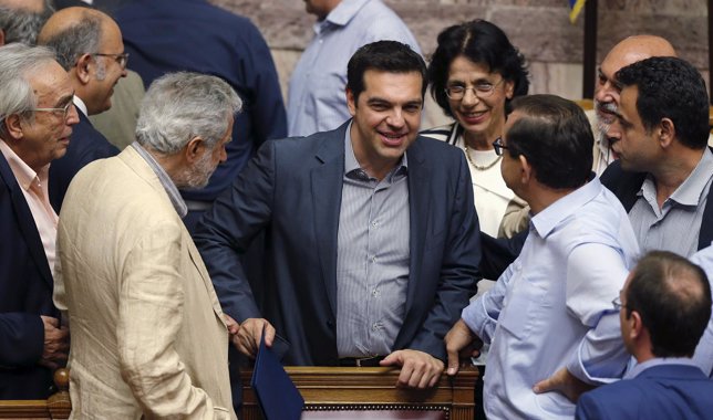 Alexis Tsipras es felicitado por parlamentarios griegos tras aprobarse la solici