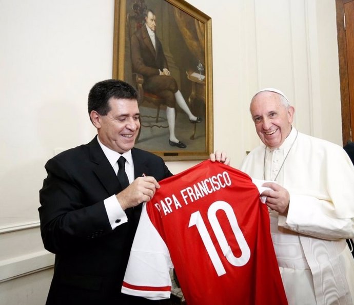 El Papa Francisco recibe la camiseta de la Albirroja