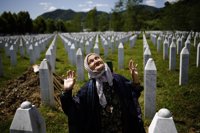 Srebrenica conmemora este sábado el vigésimo aniversario del genocidio con cientos de muertos aún por enterrar