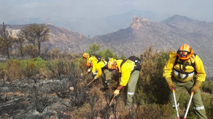 Brigadas trabajando en el incendio de Montán