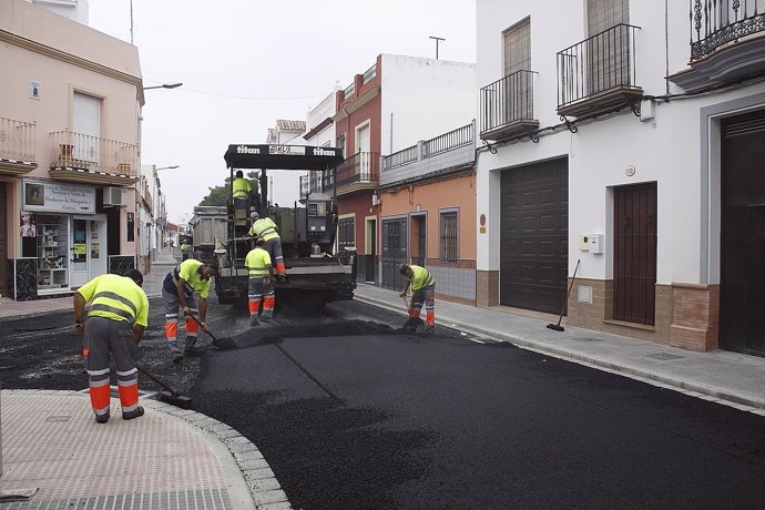 Asfaltado de la calle Muñoz Seca gracias al Plan Supera