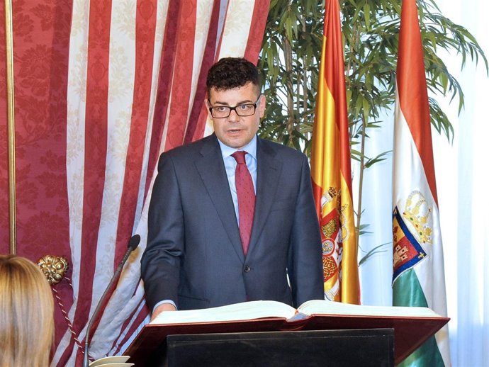 Domínguez jura su cargo