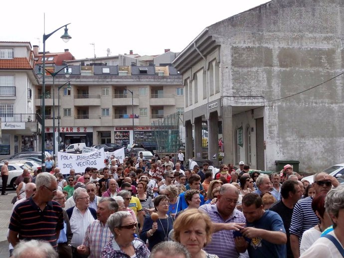 Manifestación contra el alcalde de Miño