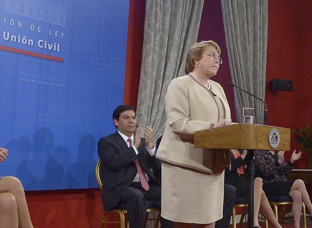 La presidenta de Chile, Michelle Bachelet, promulga la ley de uniones civiles