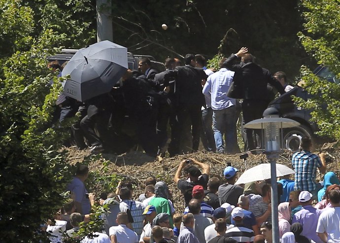 Echan a pedradas al primer ministro serbio Vucic del acto de conmemoración de la