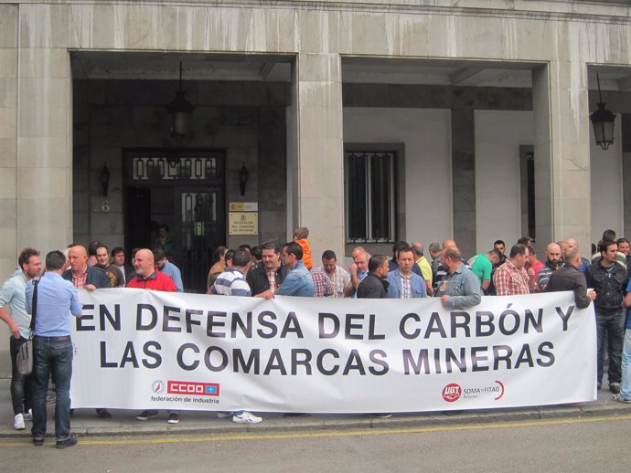 LOs mineros a la puerta de la delegación de Gobierno de Oviedo.