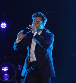 Bustamante cueva de nerja concierto vivir plaza de españa festival 