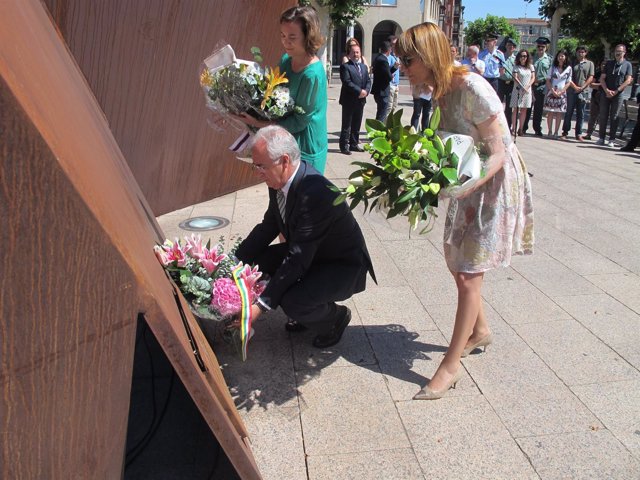 Ofrenda floral ante el monumento a las Víctimas