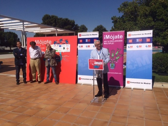 Sánchez Martos inaugurando la campaña 'Mójate por la esclerosis múltiple'