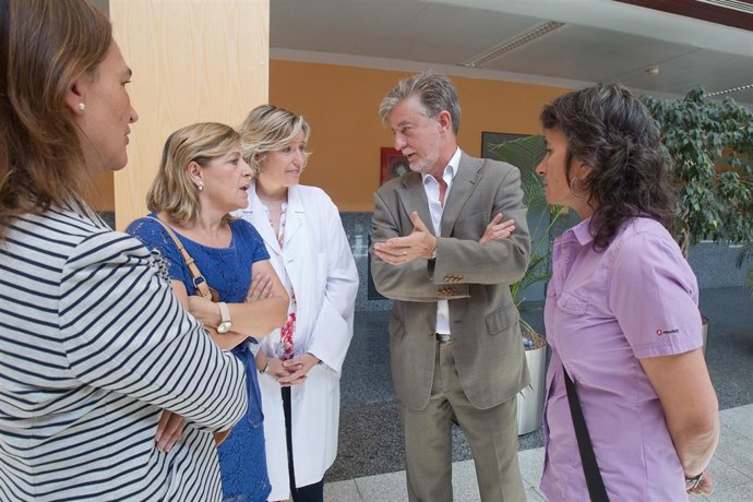 Santisteve y Broto visitan los hospitales tras el incendio de la residencia.