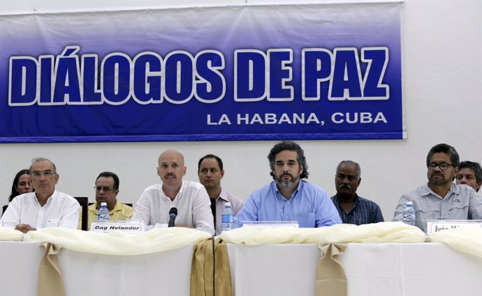 Colombia's lead government negotiator Humberto de la Calle and Colombia's FARC l