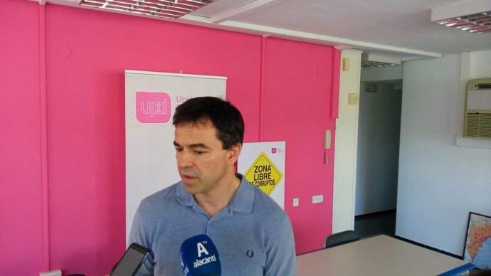 Andrés Herzog, en la sede de UPyD en Alicante