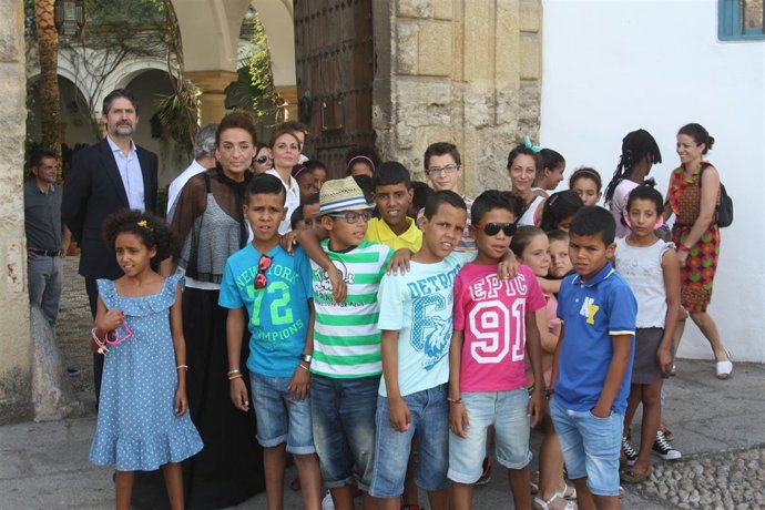 Los niños saharuis, con Cañadilla (izda) ante el Palacio de Viana