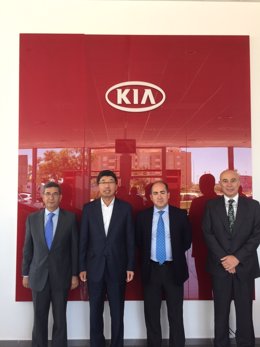 Kyung Hyeon Kim, presidente de Kia Motors Iberia, en su visita a  instalaciones.