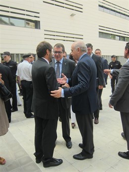 El ministro J.Fernández conversando con el conseller J.Jané y A.Batlle