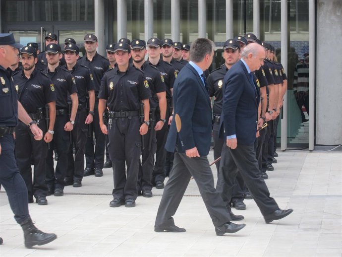 Jorge Fernández pasa revista a los nuevos 140 policías destinados a Catalunya