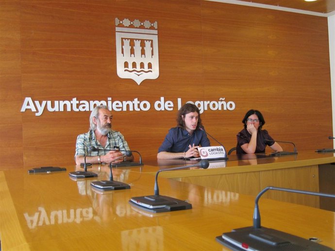 El portavoz de Cambia Logroño acompañado de dos miembros del partido