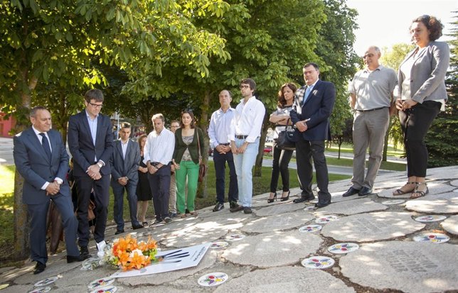 Ofranda floral homenaje ma Blanco en el 18 aniversario asesinato